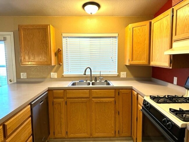 Building Photo - 3 bedroom 2 bath home in Spring Creek with...