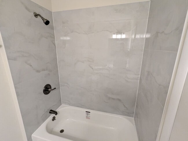 Building Photo - *END UNIT* town home in established Crestwood Neighborhood ready for you mid March!