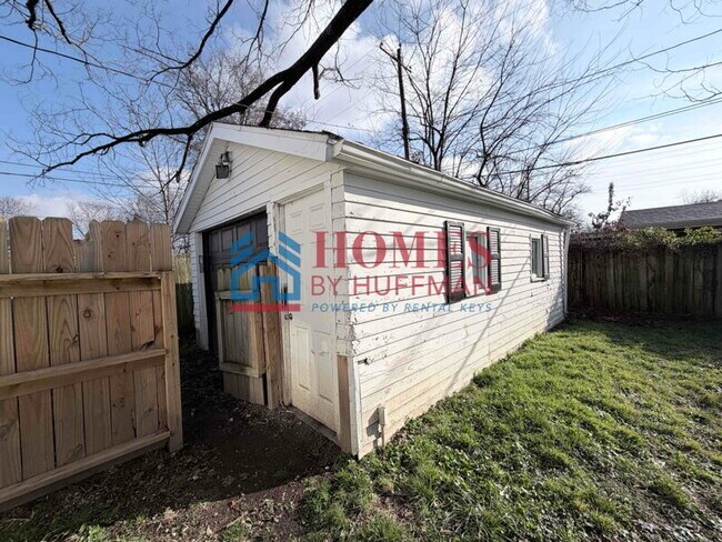 Building Photo - Three Bedroom House | Move in Ready