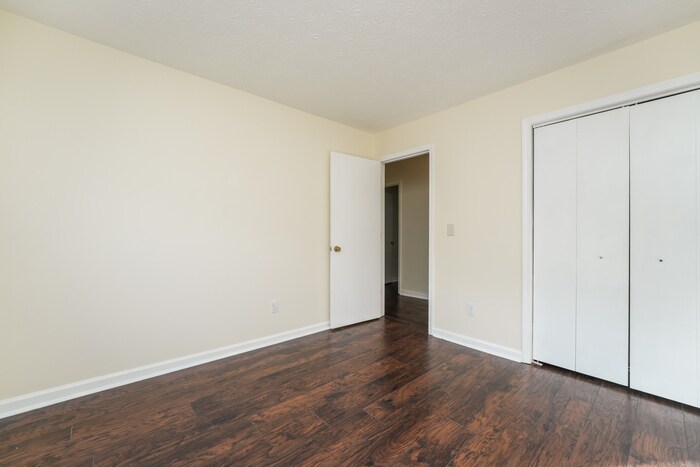 Building Photo - 725 Stonebrook Dr