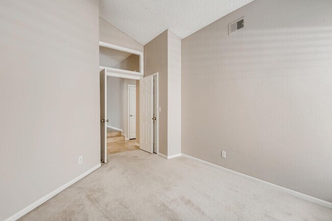 Building Photo - Charming 3 Bedroom Home In Henderson !
