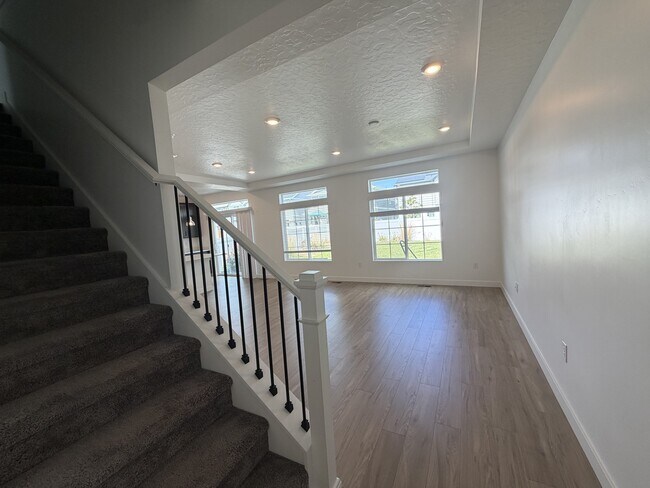 Building Photo - 4090 W Red Clover Dr