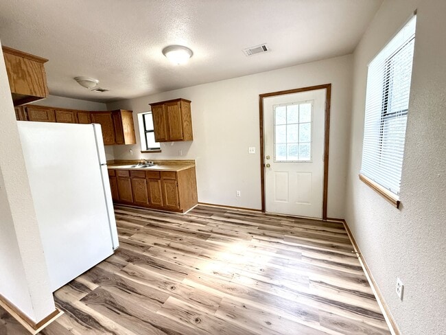 Building Photo - 818 Roff St