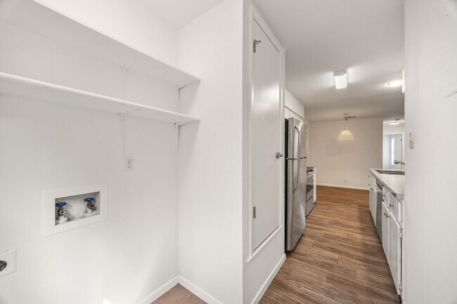 Building Photo - ** 2 Weeks Free!** Spacious 3-Bedroom Town...