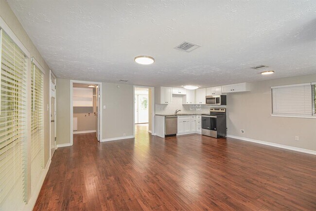 Building Photo - 507 Sioux River Rd