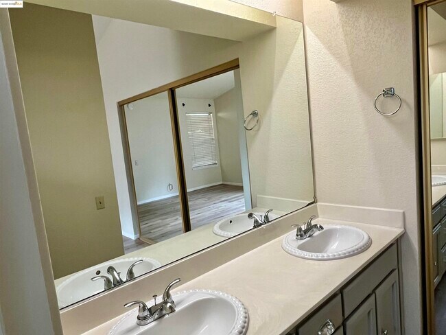 Building Photo - 730 Forest View Common