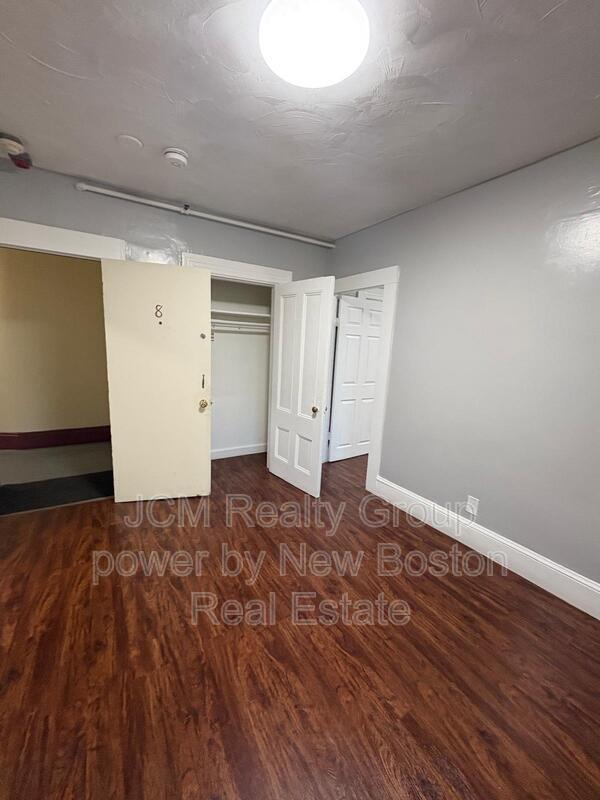 Building Photo - 64 Hollis St