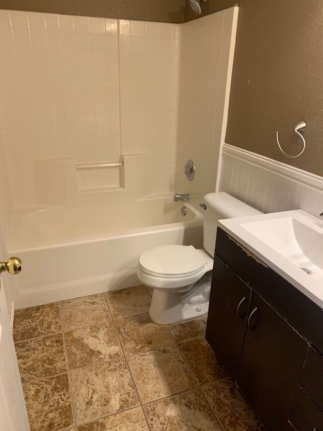 Building Photo - 4 Bedroom - 2 bath - Single Family Home in...