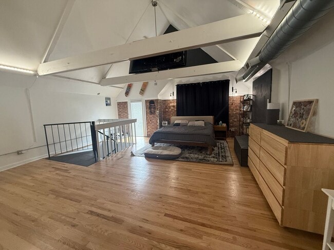 Building Photo - Modern 3-Bedroom Retreat in the Heart of C...