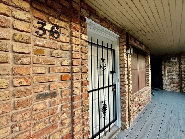 Building Photo - 6401 Skyline Dr