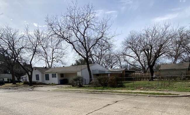 Building Photo - 3803 Poinsettia Dr