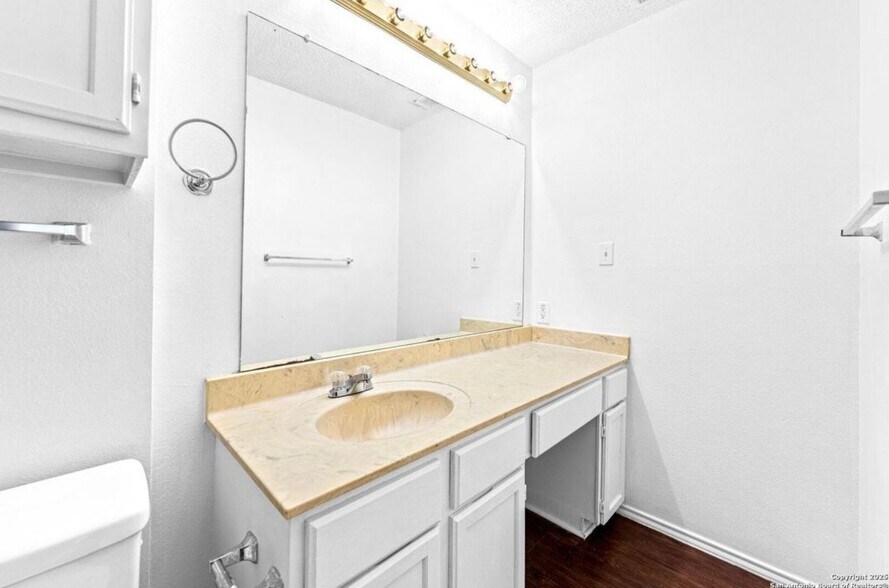 Building Photo - 7568 Windsor Oaks