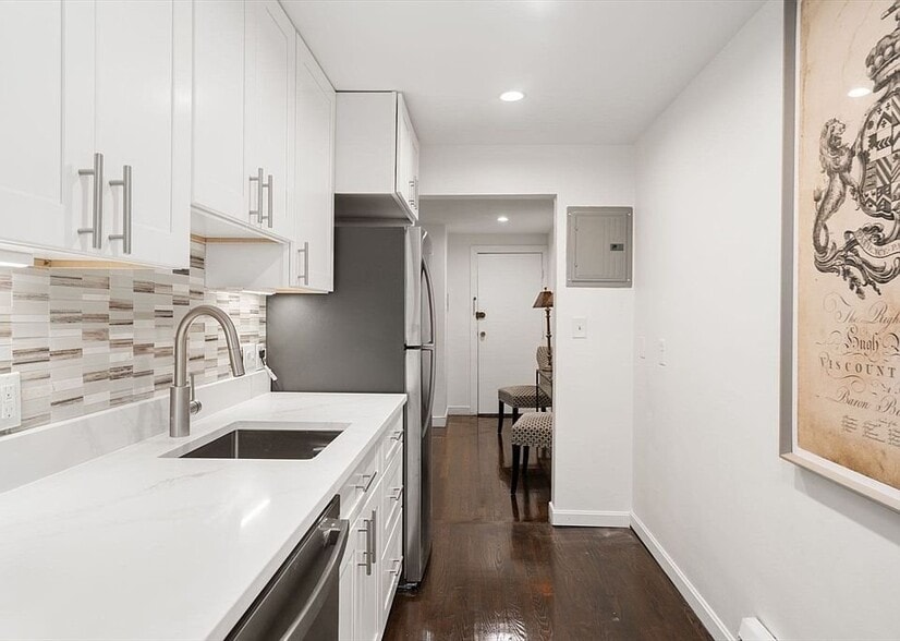 Building Photo - 8 Commonwealth Ct