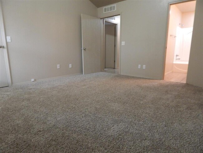 Building Photo - 3621 Vanguard Dr