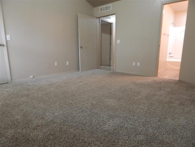 Building Photo - 3623 Vanguard Dr