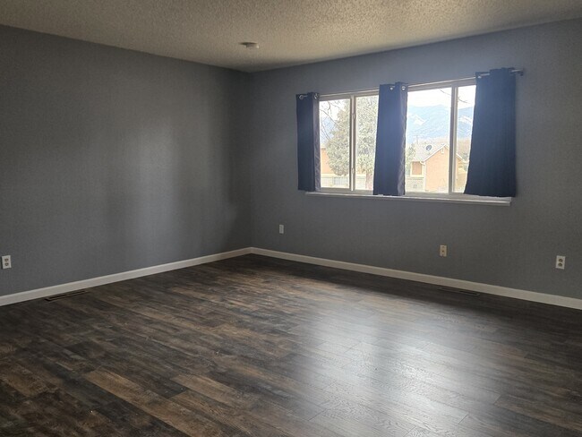 Building Photo - 807 Hutchinson Dr