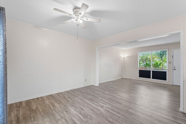 Building Photo - Townhouse with 3 bedrooms / 1.5 bathrooms ...