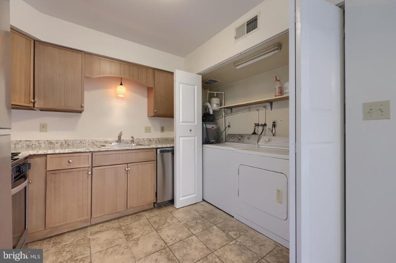 Building Photo - 1902 Pin Oak Dr