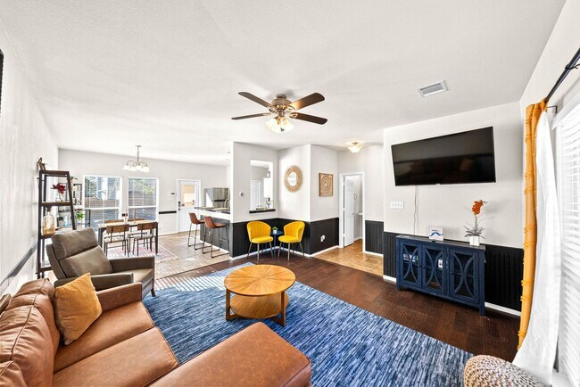 Building Photo - Downtown Home within Minutes from the Riverwalk & Alamodome ~ Large Corner Lot!