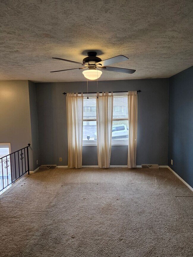 Building Photo - 3 bed 1.5 bath, 2 car garage, fenced in backyard, newly remodeled