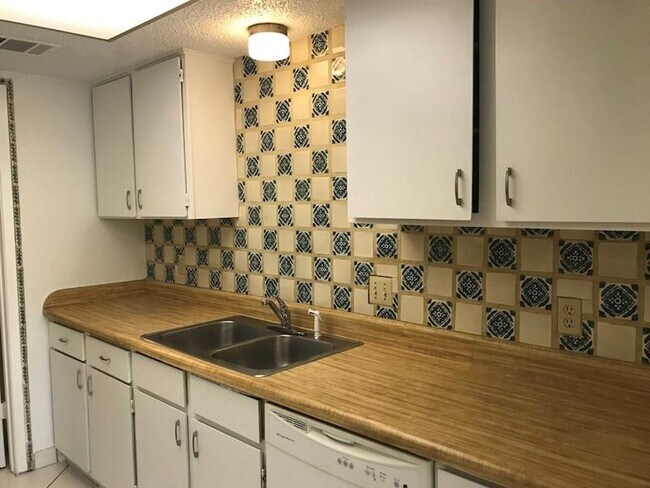Building Photo - $500 OFF FIRST MONTH RENT IF MOVE IN BY 8/...