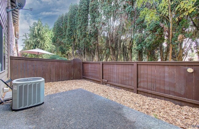 Building Photo - Charming 3 bd 2.5 ba Townhouse - Available Now!