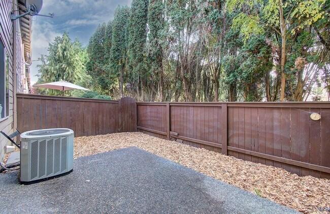 Building Photo - Charming 3 bd 2.5 ba Townhouse - Special! $500 OFF on December Move In!