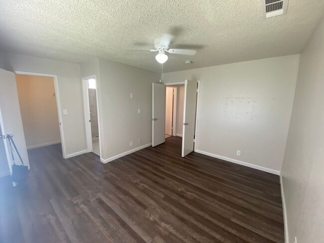 Building Photo - COZY HOME! APPLY NOW!