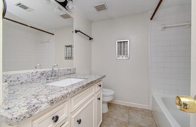 Building Photo - 823 S Ripple Creek Dr
