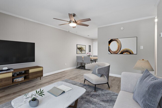 Building Photo - Experience Modern Living: Newly Renovated 1 Bed, 1 Bath Apartment Coming Soon!