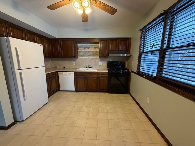 Building Photo - 3992 Camelot Dr SE