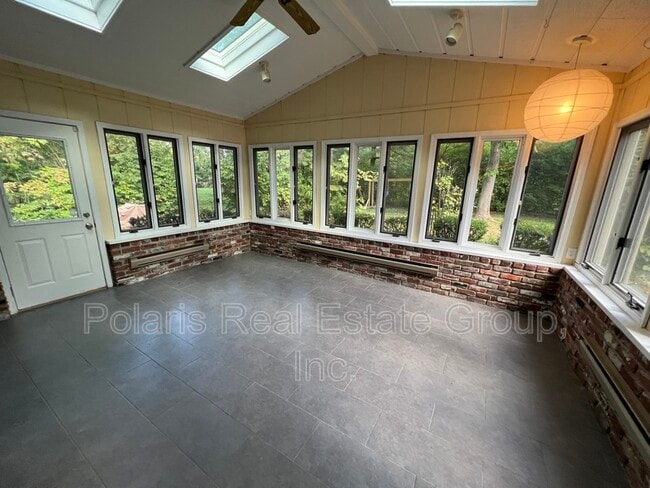 Building Photo - 8829 Rexford Rd