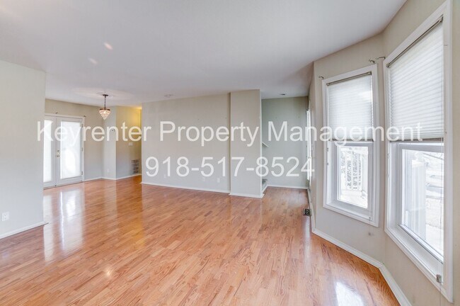 Building Photo - Riverview - Stunning 2 bed 2 bath Townhouse Great Location