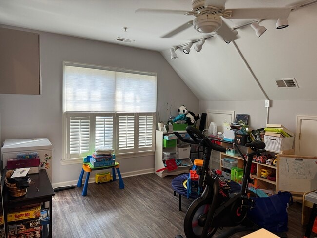 Building Photo - 102 Oak Knoll Terrace