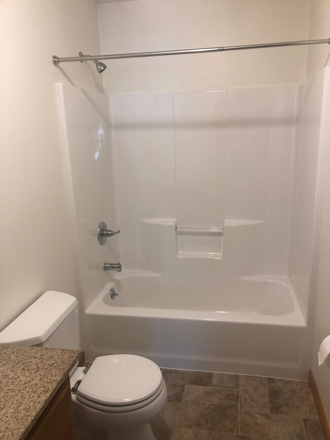 bathroom - 102 River St