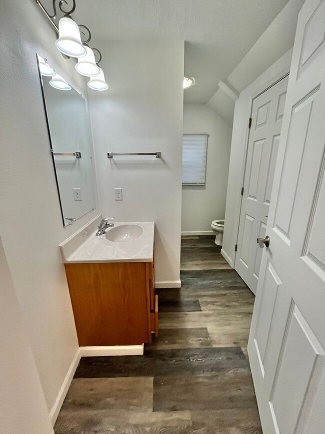 Building Photo - 815 W 11th St