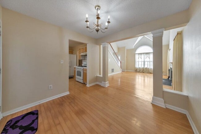 Building Photo - 2025 Baramore Oaks Dr