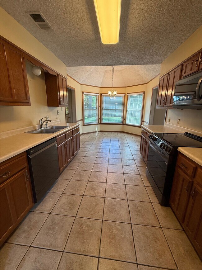 Building Photo - 8142 Creekside Cir S