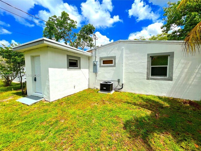 Building Photo - 140 NW 124th St