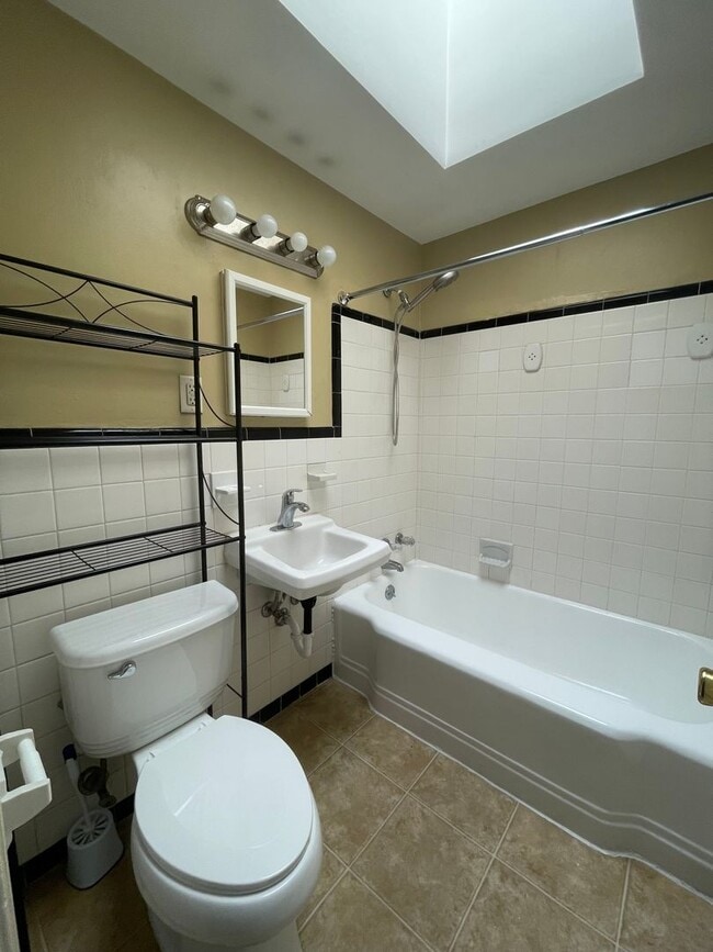 Building Photo - 3 Bedroom Single Family Home in Harrisburg!