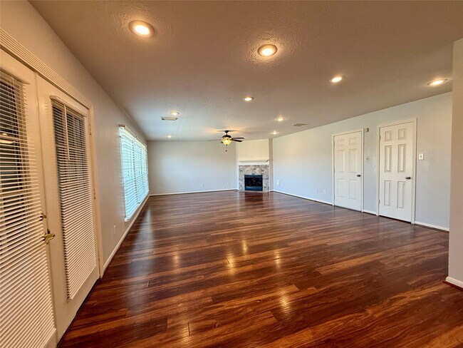 Building Photo - 6931 Echo Pines Dr