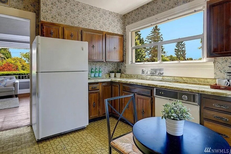 Building Photo - 902 N 77th St