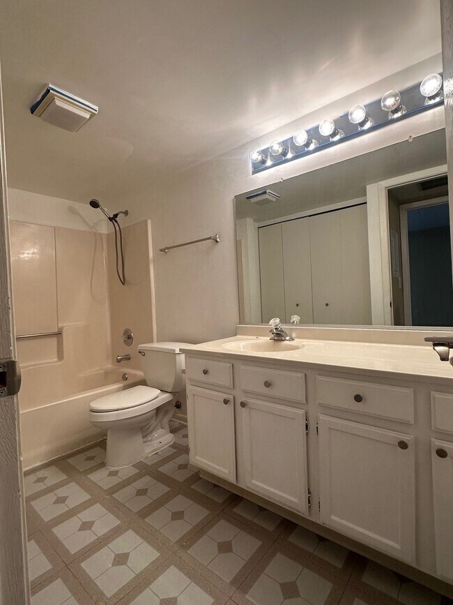 Building Photo - 1504 W Jefferson Ave