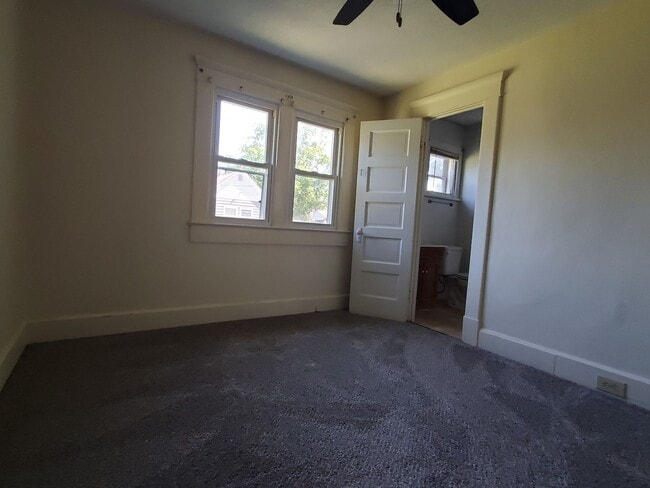 Building Photo - 2 Bedroom House in Clinton, IN