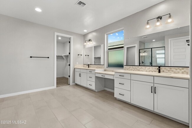 Building Photo - 1009 E Silver Ray Dr