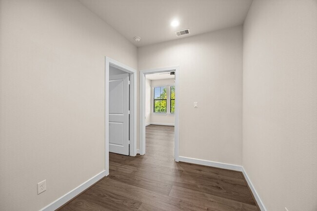 Building Photo - 1606 Northwood St