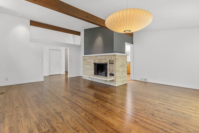 Building Photo - Beautiful West Facing Houghton Home with p...