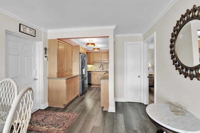 Building Photo - 1169 Hillsboro Mile