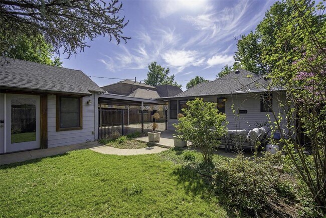 Building Photo - 717 NW 42nd St