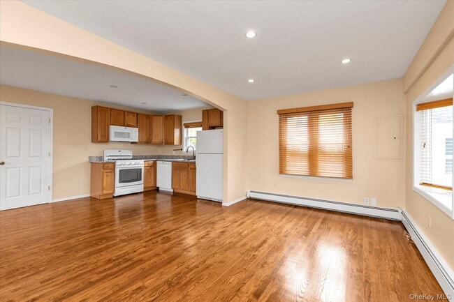 Building Photo - 13 7th St